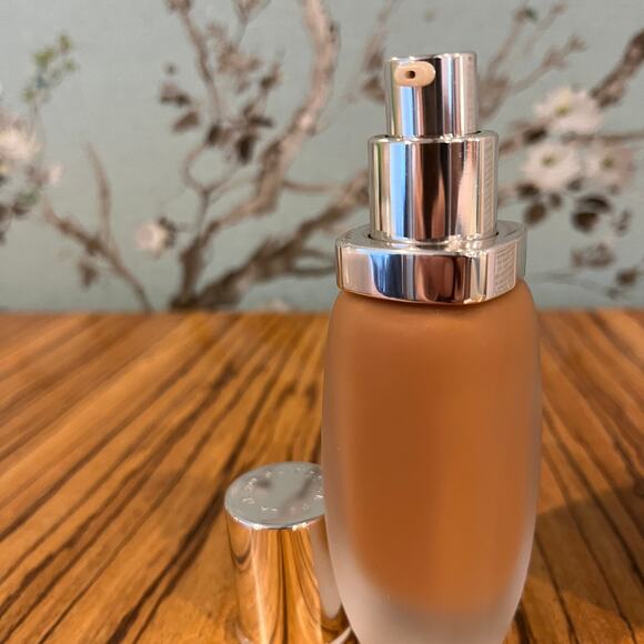 La Mer The Soft Fluid Long Wear Foundation Shade 400 Dusk 1 oz. 30 ml - Picture 4 of 5